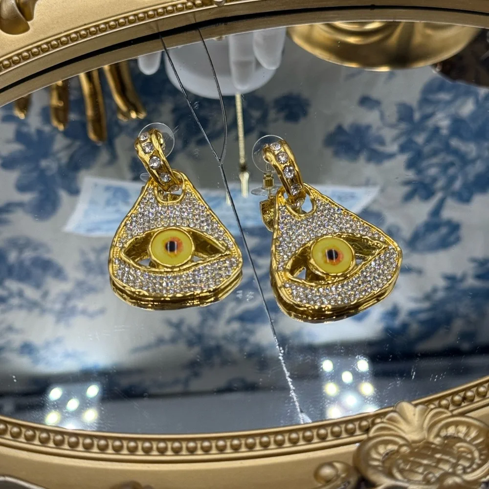 🆕 SCHIAPARELLI for V&A Museum 🧿 Electric Gold Rhinestones Eye Earrings - Picture 4 of 15